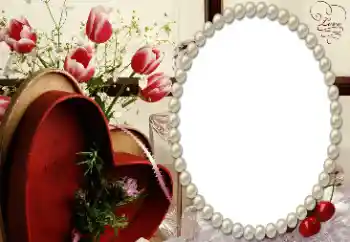 Η επιγραφή στην κορνίζα: Love Η επιγραφή στην κορνίζα: Love